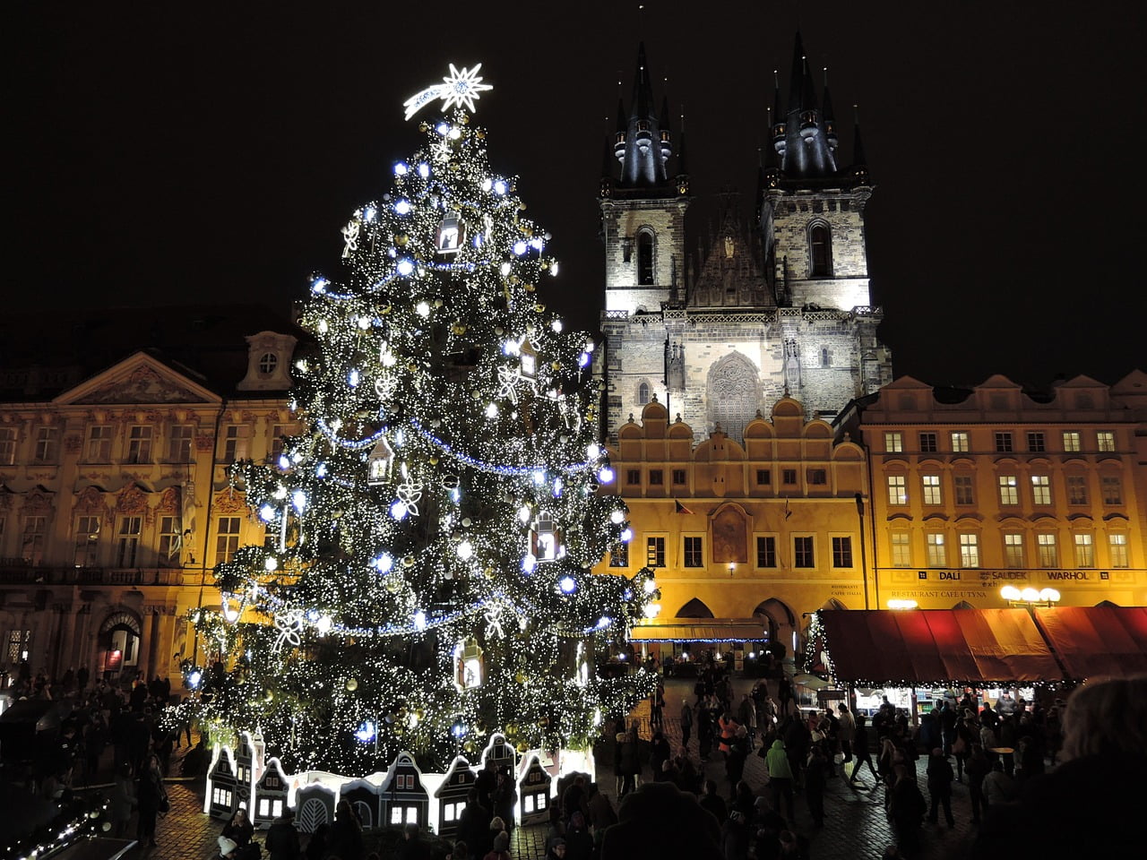 Det er travelt på julemarked i Praha